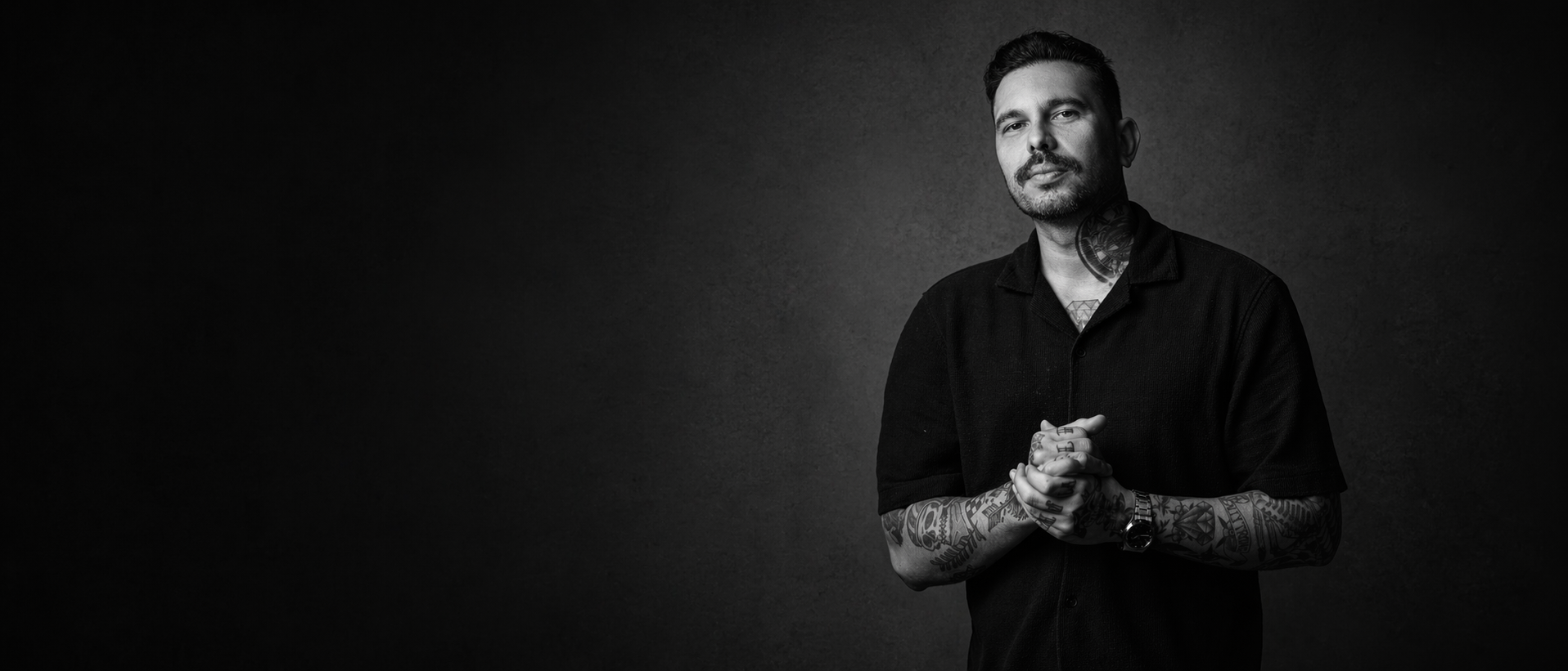 André Patrocínio em retrato preto e branco